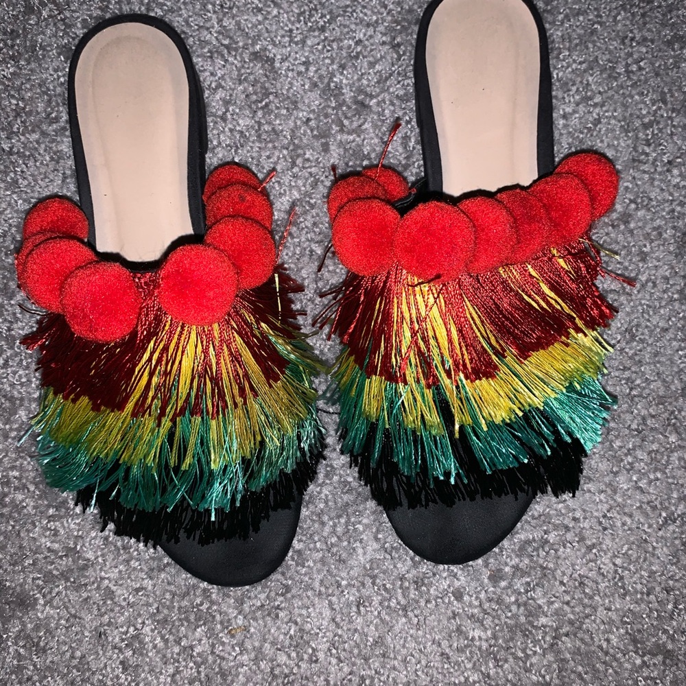 Multicolored pom flat sandals